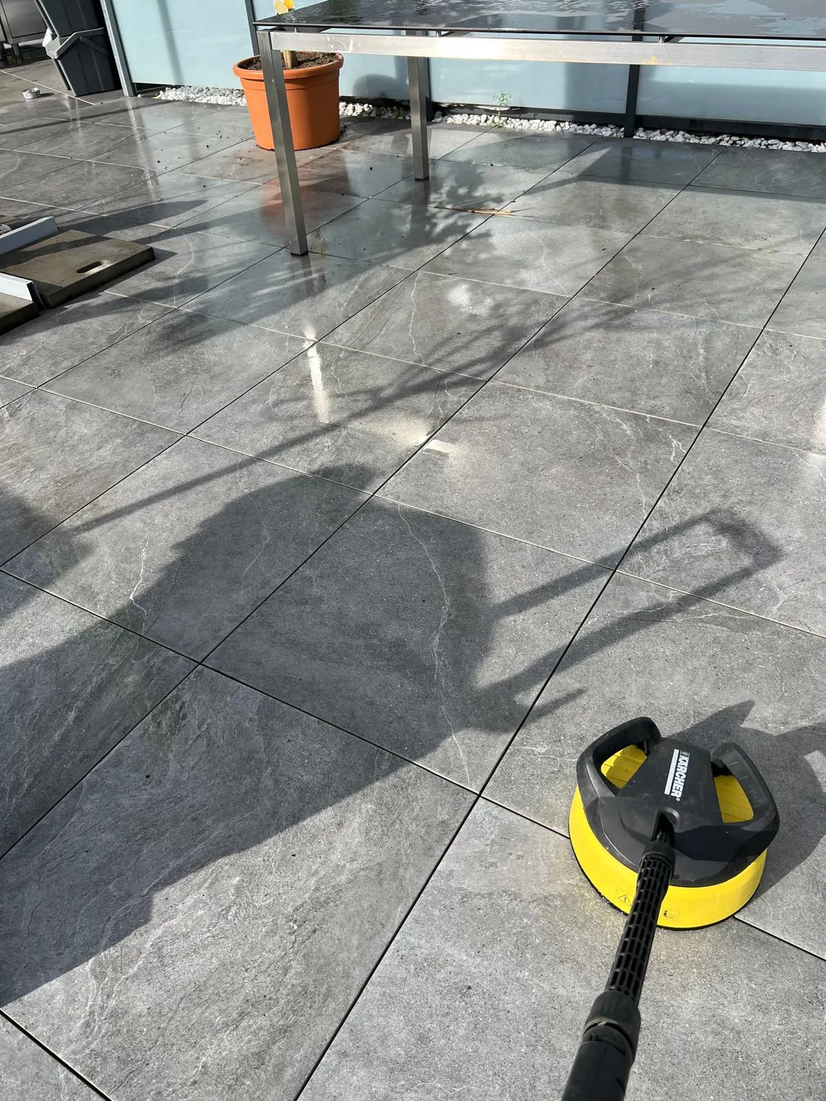Flächenreiniger auf der Terrasse beim Reinigungseinsatz in Hausmannstätten