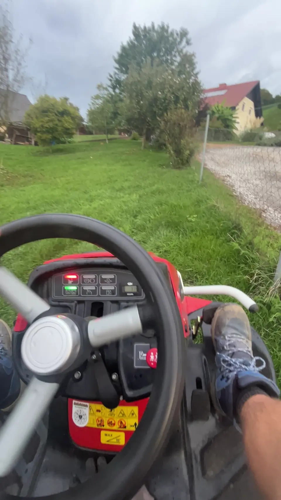 Standbild vom Mulcheinsatz auf einer Grünfläche in Burgstall