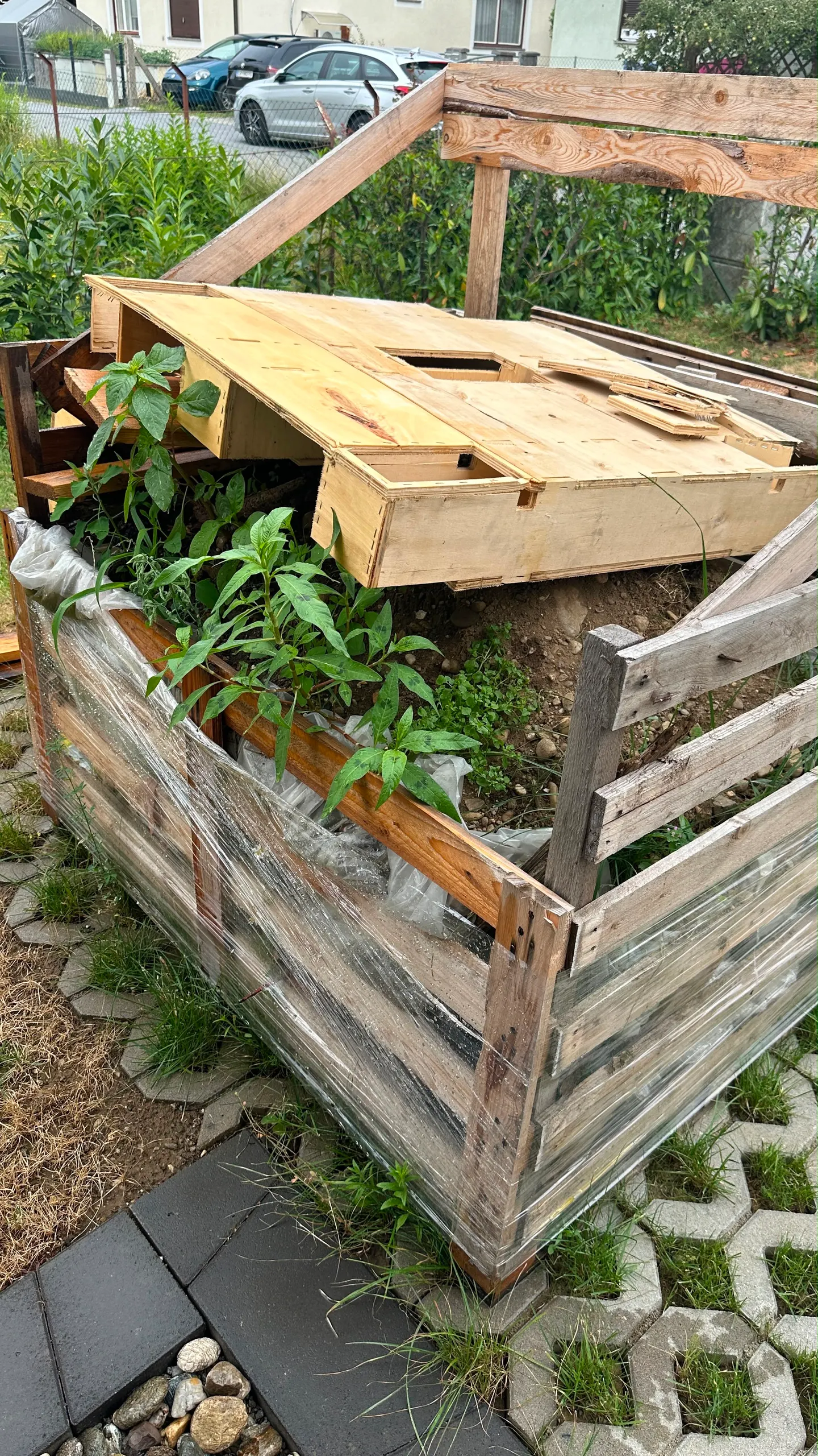 Gesammelte Holz- und Möbelteile am Räumungsbereich in Leibnitz