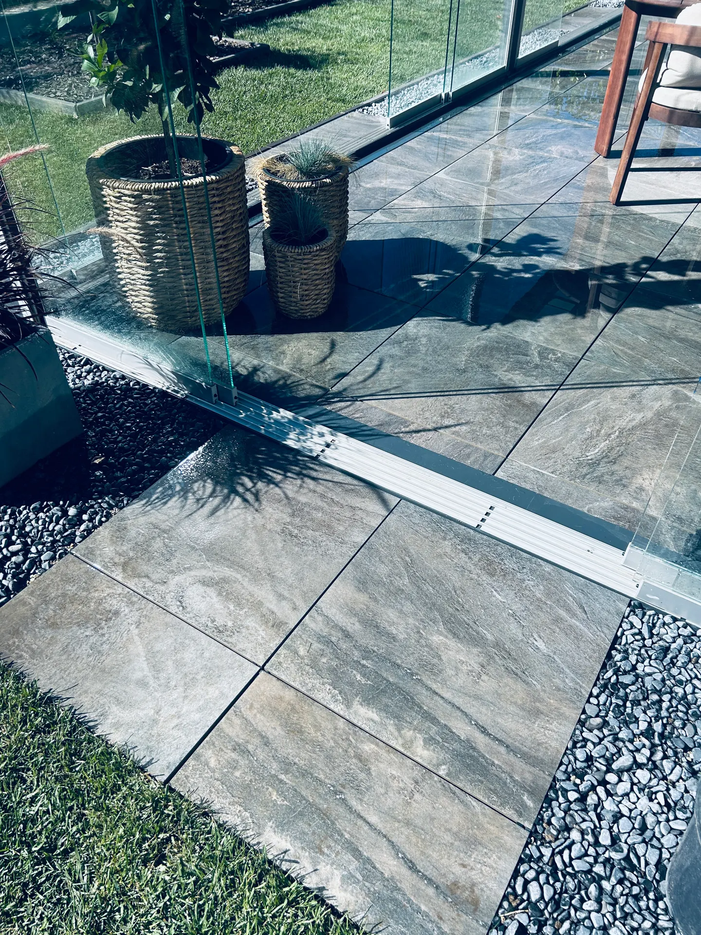 Terrassenfläche mit Glasabtrennung und Pflanzkübeln in Kalsdorf