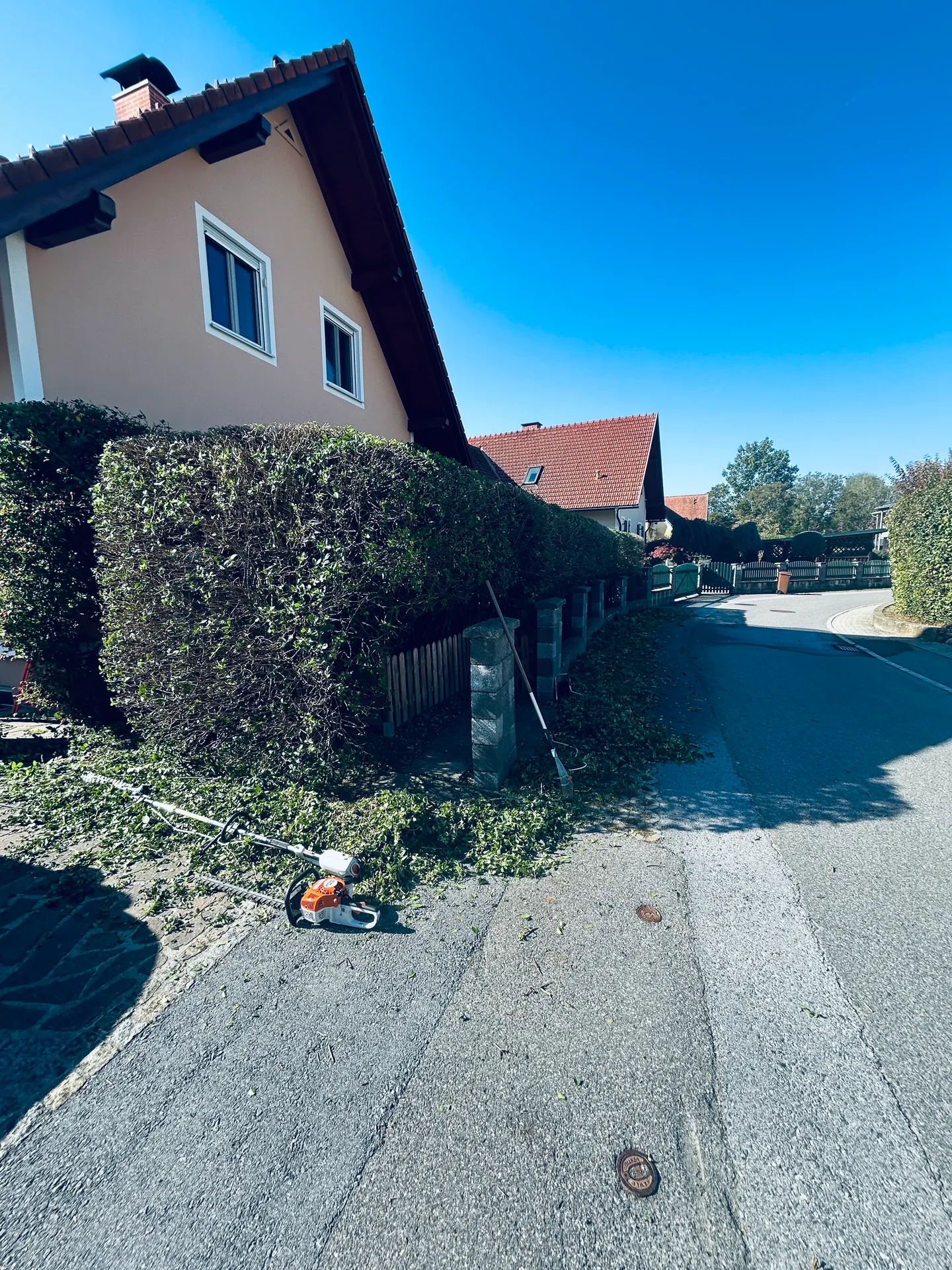 Zurückgeschnittene Hecke entlang des Gehwegs in Arnfels