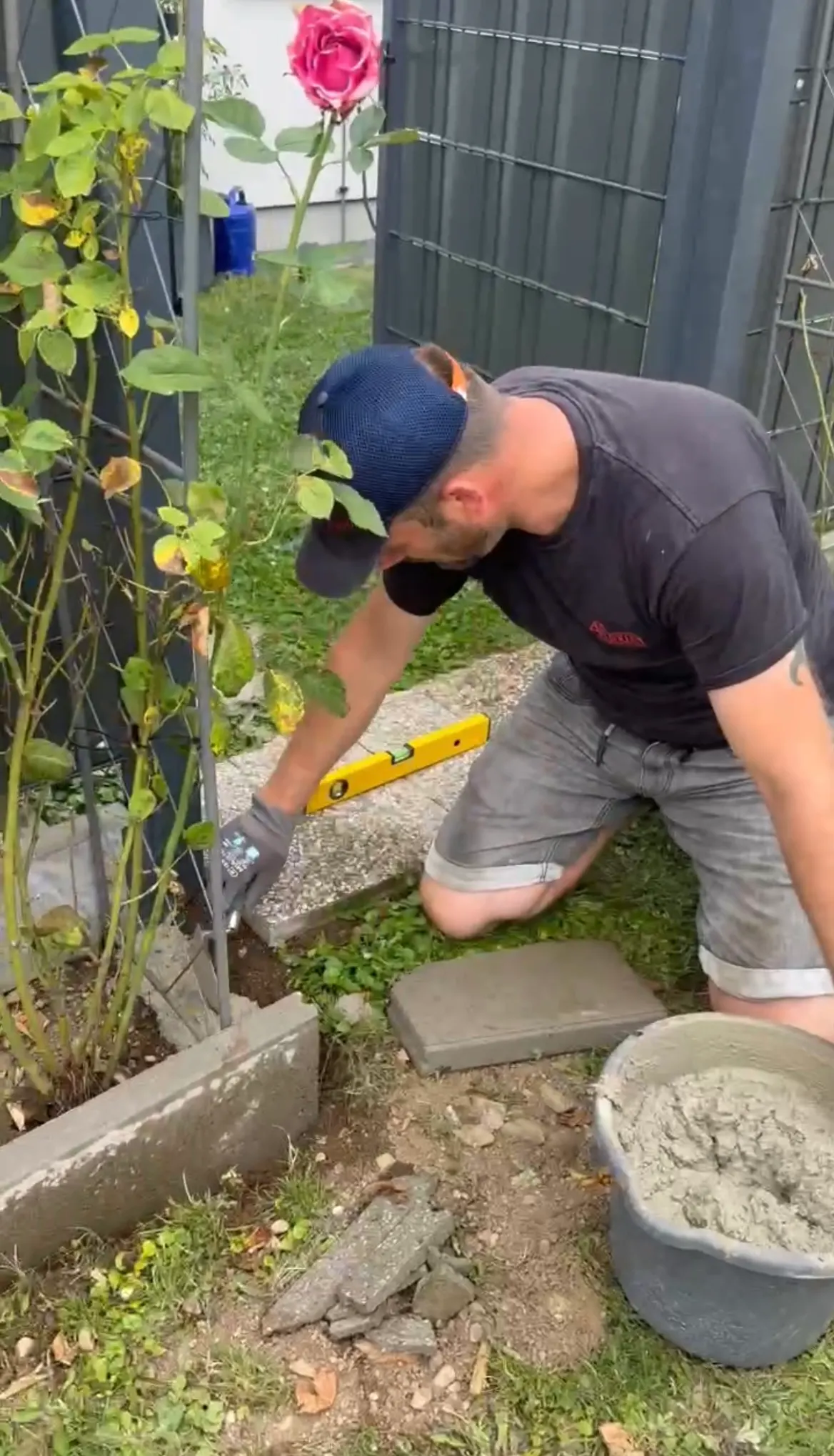 Arbeiten am Randstreifen entlang des Zauns in Leibnitz