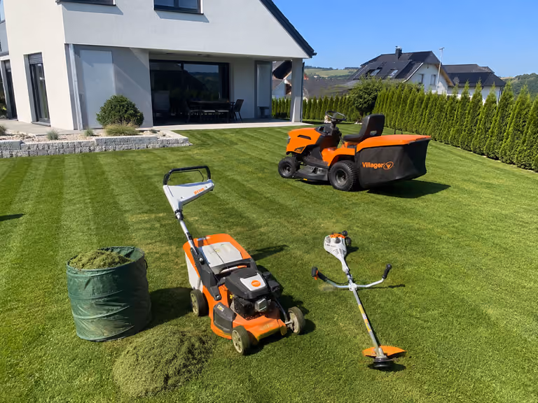 Rasenmähen im Garten in Leibnitz